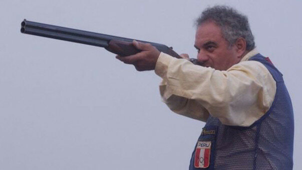 El tiro una vez mas.