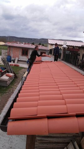 Egurra gordetzeko txabolak egin