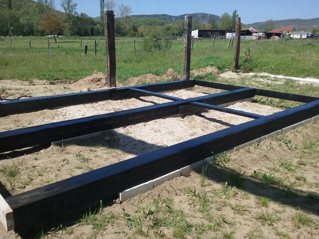 Egurrezko etxola jartzeko tokia prestatu