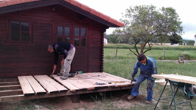 Egurrezko etxola jarri