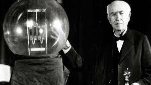 Descubrimiento de Nuevas Fuentes de Energía: "La Electricidad y la creación de la primera bombilla eléctrica"