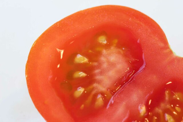 2012. De la mano del INTA, la Argentina y otros 12 países secuencian el genoma del tomate.