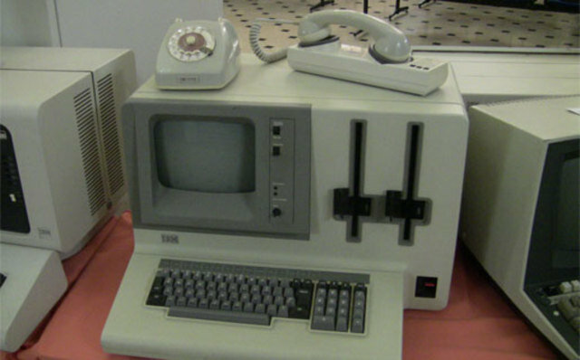 Aparecen los primeros PC comunicación vía móvil