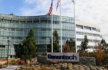 Robert Swanson y Herbert Boyer crean Genentech, la primera compañía de biotecnología.