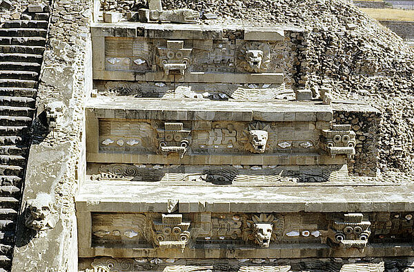 Representación en la pirámide de la serpiente emplumada