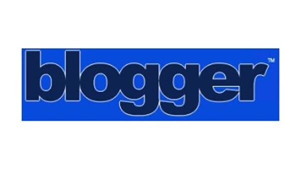 Los Blogs se hacen populares en la comunidad online, especialmente a partir del lanzamiento de Blogger.com.