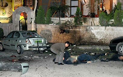 Självmordsbombare förstör hotel