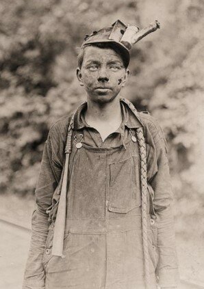 Un joven conductor en la mina de Brown. Ha estado conduciendo un año. Trabaja de 7a.m. a 5:30p.m. todos los días. Brown, Virginia Occidental
