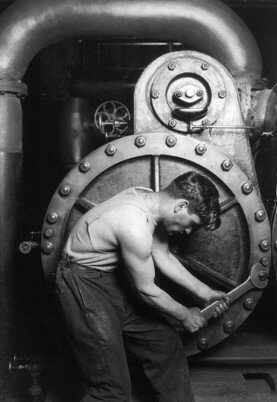 Hombre en el trabajo sobre una turbina
