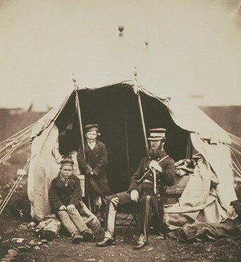 Coronel Brownrigg con dos muchachos rusos prisioneros