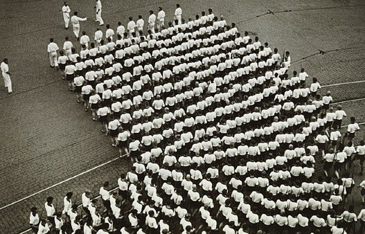 Columnas marchando de la Dynamo Sports Club