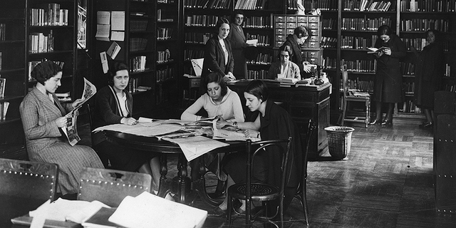 El número de mujeres con estudios universitarios supera al de hombres
