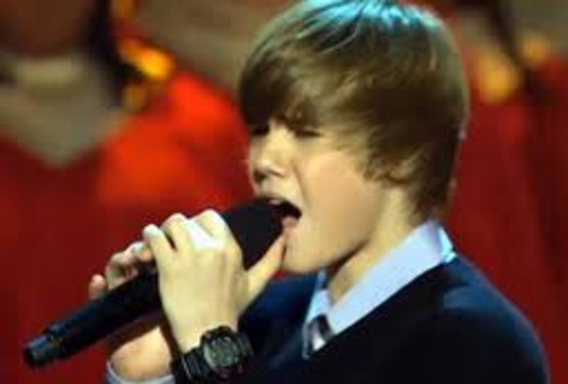 Justin Bieber Preforms At The Christmas In Washington Preformance.