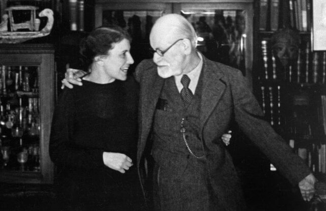 Freud y su familia huyen de Austria
