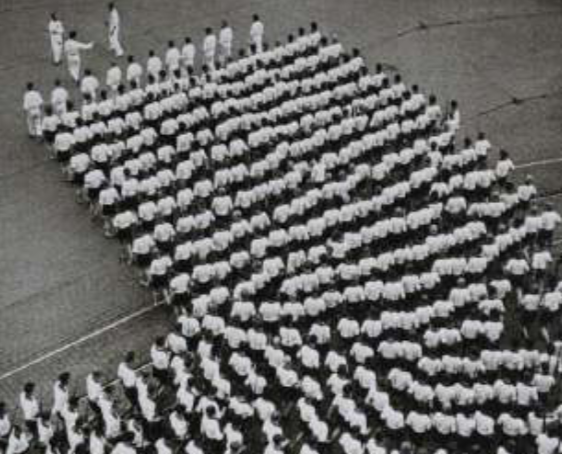 Columnas marchando de la Dynamo Sports Club