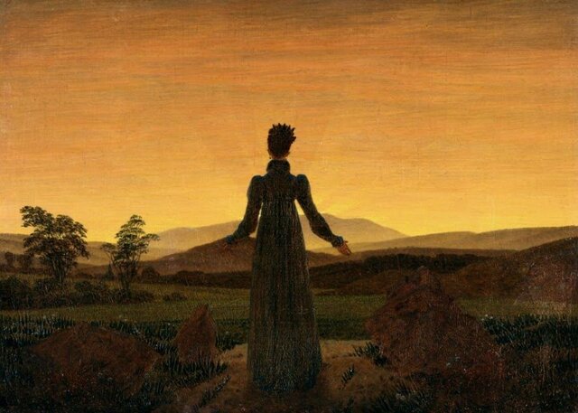 Mujer ante la salida del sol