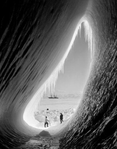 Gruta en un tempano de hielo, el Terranova a lo lejos