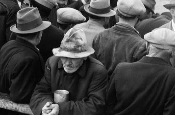 Fila para pedirle comida al ángel blanco