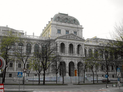 Adler se gradua de medicina en la Universidad de Viena
