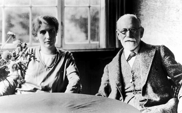 Anna Freud comienza a analizarse con Signum Freud