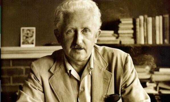 Erikson termina su formación como psicoanalista