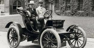 Se comercializa el Benz Victoria, primer automóvil de carreras.