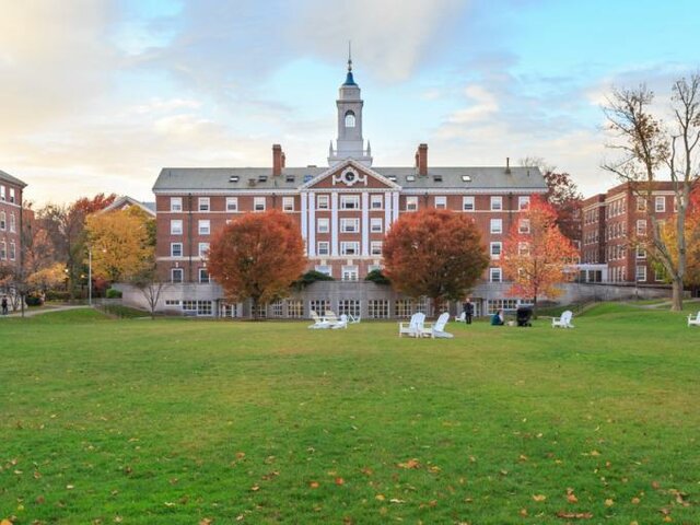 Skinner se doctora como psicológo en la Universidad de Harvard