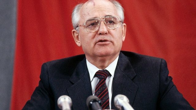 Gorbachov propone una reforma en profundidad de la economía soviética