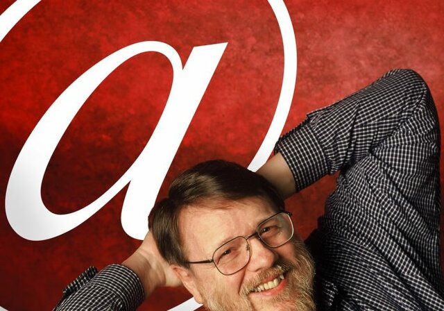 Ray Tomlinson inventa el correo.