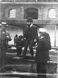 Se pone en vigencia la Ley de residencia.