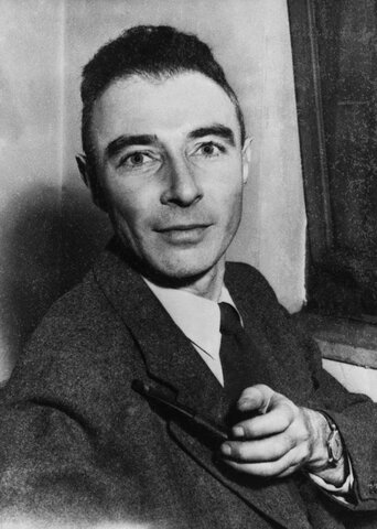 Robert Oppenheimer predijo que una estrella masiva podría sufrir un colapso gravitatorio