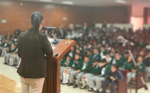 Charla con estudiantiles