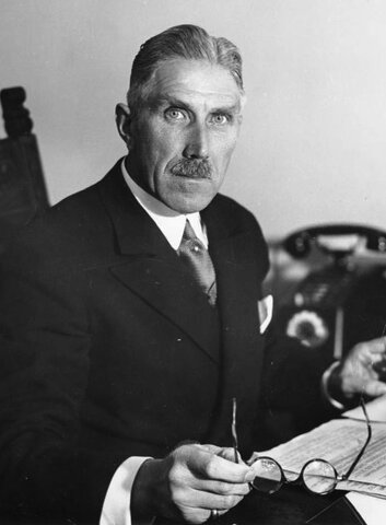 Von Papen’s deal with Hitler (Von Schleicher replaces Papen as chancellor)