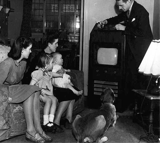 Uso del primer aparato de televisión.