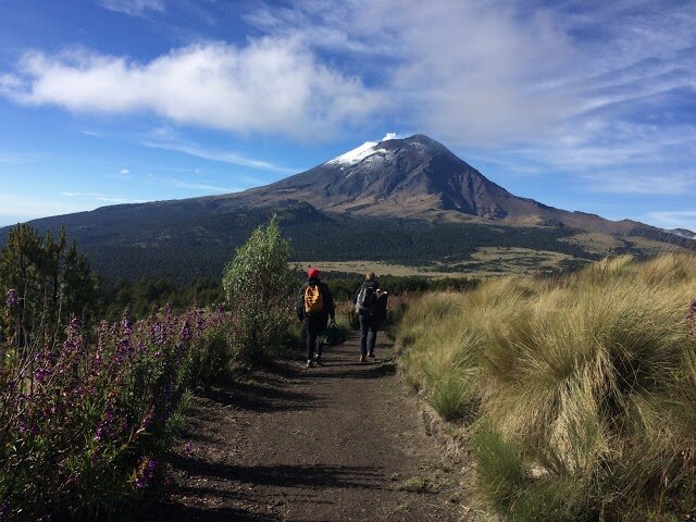 Paso en medio de los volcanes Popocatépetl e Ixtaccihuatl ("Paso de Cortés")