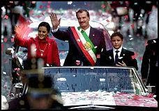 Se da la tan ansiada alternancia política cuando Vicente Fox gana la Presidencia.