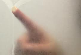 La mano en el espejo