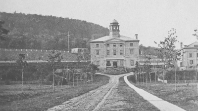Fondation de la premiere université.