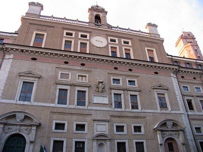 En Roma fundo los colegios romanos y Germanio