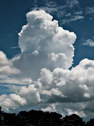 Среднее облако весит порядка 500 тонн, столько же весят 80 слонов