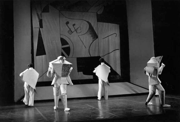 Année cruciale, celle du changement                                                      Il compose l'opéra russe "Victoire du Soleil" et parvient à l'abstraction