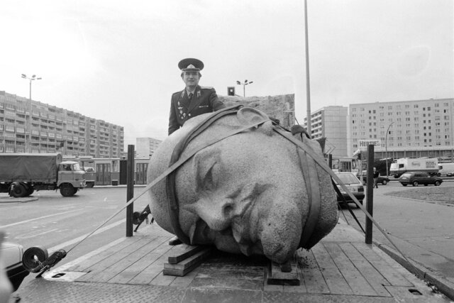 C. 9 : La caída de la Unión Soviética y la expansión del modelo capitalista (Siglo XX