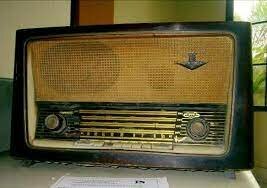 Se crea la primera placa baquelita PCB y se le da su primer uso.