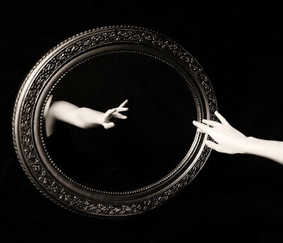 La mano en el espejo
