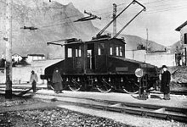 Werner Von Siemens presenta la primera locomotora eléctrica.