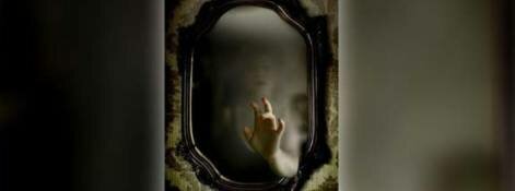 La mano en el espejo