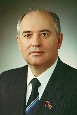Mihaïl Gorbatxov puja al poder en l'URSS