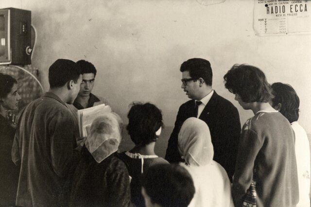 se constituye Radio ECCA (Emisora Cultural Canaria) que emitió su primera clase radiofónica en 1965.