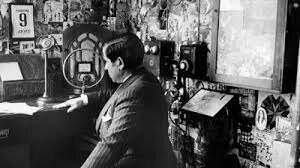 La Nochebuena de 1906, utilizando el principio heterodino, Reginald Aubrey Fessenden transmitió desde Brant Rock Station (Massachusetts) la primera radiodifusión de audio de la historia