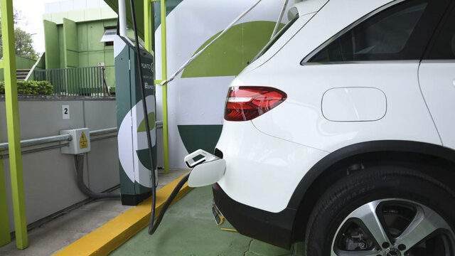 PRIMER PUNTO DE RECARGA PARA VEHÍCULOS ELÉCTRICOS